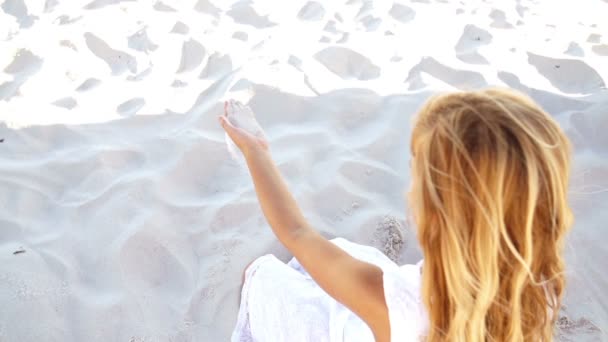 Little girl sitting in sand — Stock Video