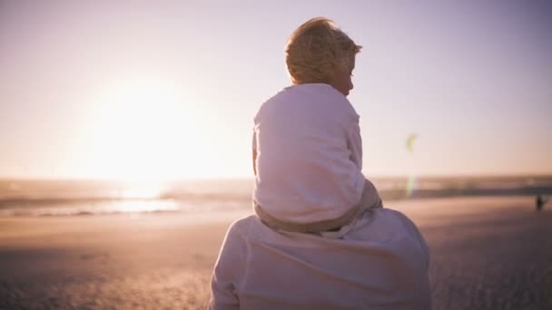 Πατέρας και γιος που τρέχει στο λιμενοβραχίονα — Αρχείο Βίντεο