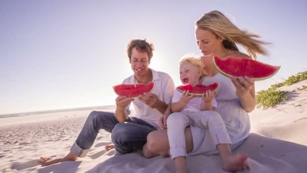 Familia en la playa comiendo sandía — Vídeos de Stock