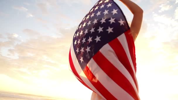 Mujer con bandera americana — Vídeo de stock