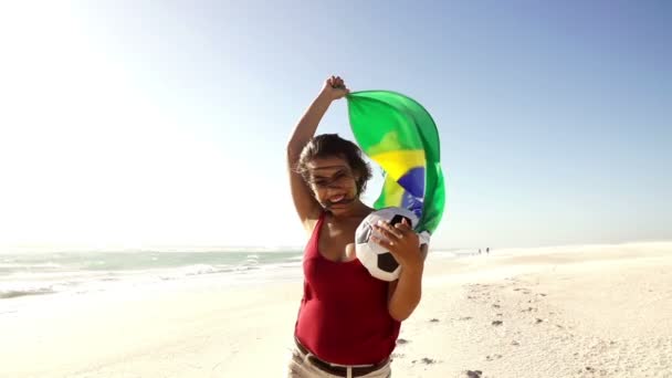 Футбольный болельщик из Бразилии, болеющий за Кубок мира — стоковое видео