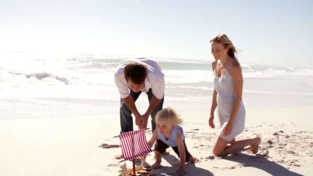 Ouders kijken zoon spelen met speelgoed boot — Stockvideo