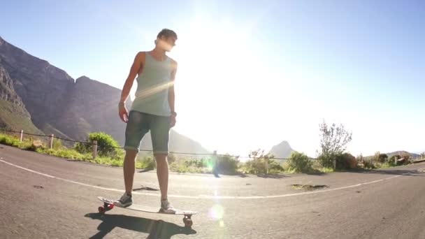 Koppel op skateboard — Stockvideo