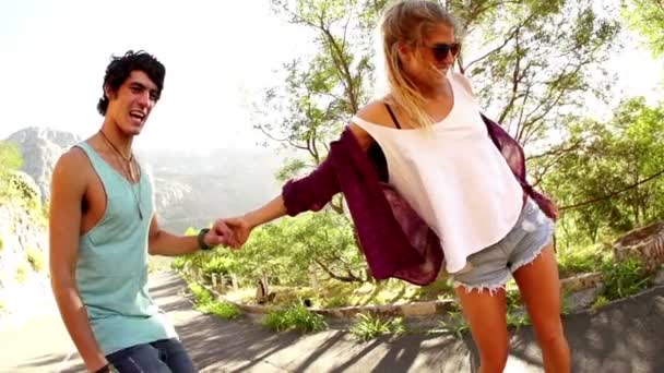 Couple tenant la main sur skateboard — Video