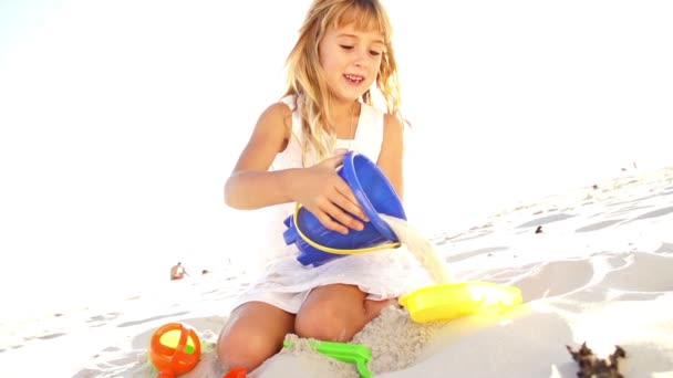 Девушка играет на песке — стоковое видео