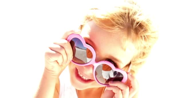 Niña de playa con gafas de sol — Vídeo de stock