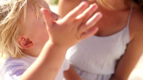 Mor och son tillämpa solskyddsmedel — Stockvideo