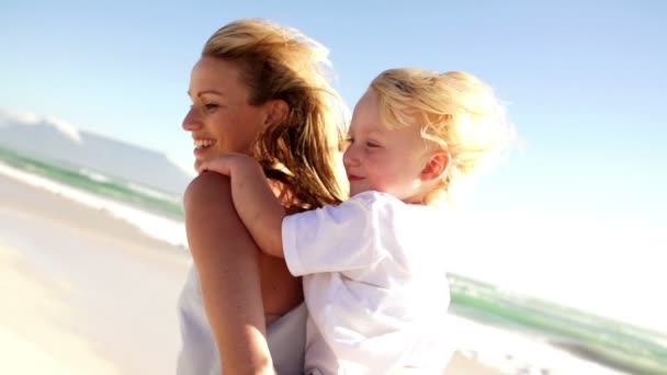 Menino ter diversão piggyback passeio com a mãe — Vídeo de Stock