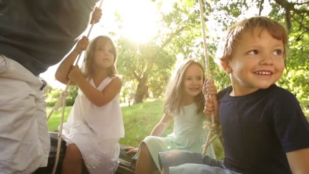 Grupp av barn som gungar på däck — Stockvideo
