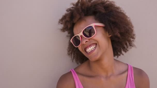 Chica afroamericana en gafas de sol — Vídeo de stock