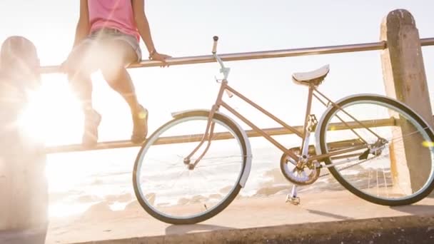 Mädchen mit Fahrrad — Stockvideo