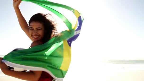 Brasiliansk kvinna med flagga och fotboll — Stockvideo