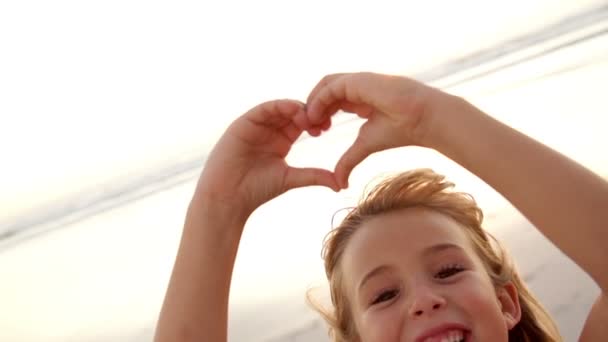 Kleines Mädchen macht ein Herz — Stockvideo