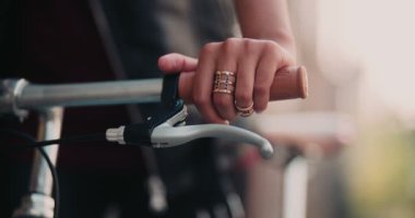 Bir kızın elleri bir şehir kaldırımda onun klasik sabit vites bisiklet gidon üzerinde dinlenme kırpılmış closeup