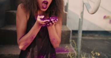 Açık havada ağır çekimde iken güzel Afro Amerikan kız üzerinde yumuşak kıvırcık saçları parlak, pembe renkli, glitter ondan köpüklü üfleme şapkası eller