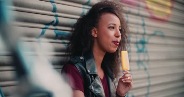 Glimlachen Van Afro Amerikaanse Meisje Dat Gezien Het Verleden Een Stockvideo's