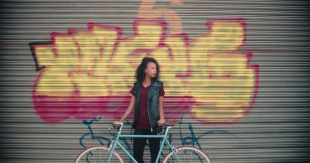 Afro Americano Adolescente Uma Rua Cidade Com Sua Bicicleta Engrenagem — Vídeo de Stock