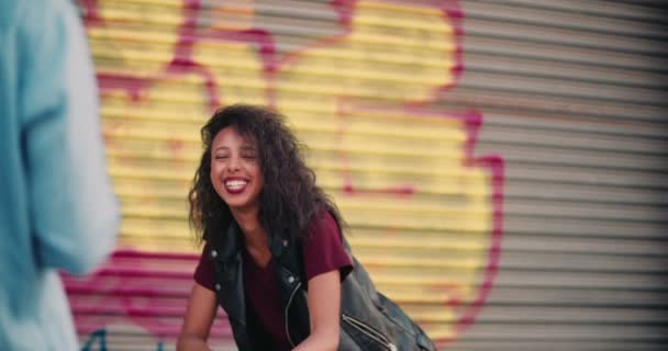 非洲裔美国少女站在城市的街道与她的自行车 微笑着站在前台的人 — 图库视频影像