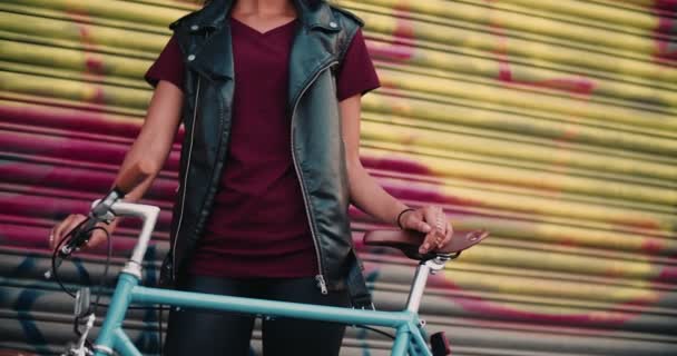 Cropped Closeup Girl Hands Resting Handlebar Her Classic Fixed Gear — Stock Video