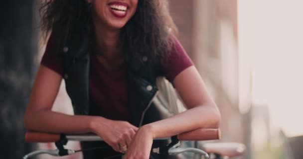 Sorrindo Menina Afro Americana Olhando Amigável Enquanto Inclina Sua Bicicleta — Vídeo de Stock