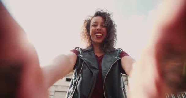Afro Chica Caminando Con Cámara Modo Selfie Creído Sueño Escrito — Vídeo de stock