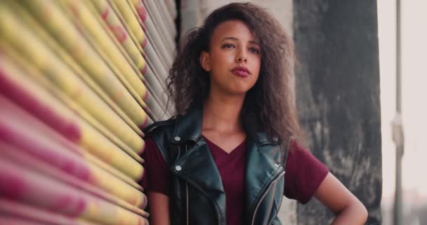 Dospívající Africká Americká Dívka Hledá Jistotu Cool Zatímco Nosí Koženou — Stock video