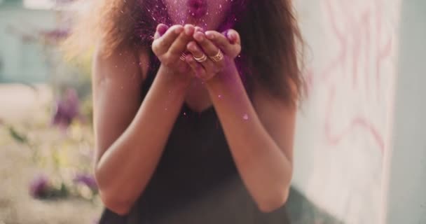 Parlak Parlak Pembe Glitter Kamera Önünde Ellerini Yavaş Çekimde Bir — Stok video