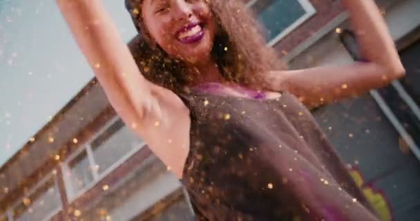 Tenåringeafroamerikansk Jente Dacing Slow Motion Gate Smilende Kastet Glitrende Gull – stockvideo