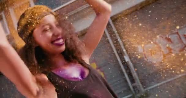 Tenåring Afroamerikansk Jente Med Hipsterhatt Smiler Kaster Glitter Gull Slow royaltyfrie gratis stockopptak