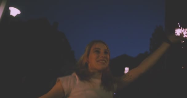 Tonårig Flicka Håller Tomtebloss Och Ler Medan Stod Stadsgata Natten — Stockvideo