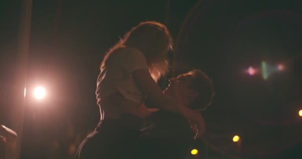 恩爱的小夫妻 出在城市的夜晚跟举起他的女朋友在路灯下的家伙约会 — 图库视频影像