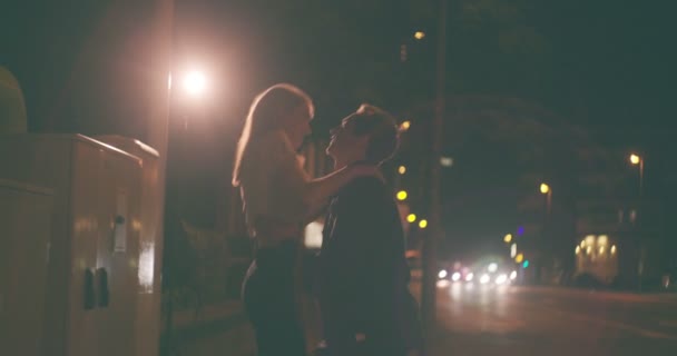 广角拍摄的深夜的都市街道恩爱的小夫妻 出的日期和那家伙举起他的女朋友在慈爱又好玩的方式 — 图库视频影像