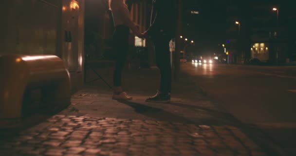 Liebender Kerl Hält Händchen Mit Seiner Skaterfreundin Auf Einer Straße — Stockvideo