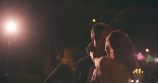 Rakastava Nuori Pari Ulos Kaupungista Yöllä Treffeille Kaveri Spinning Hänen — kuvapankkivideo