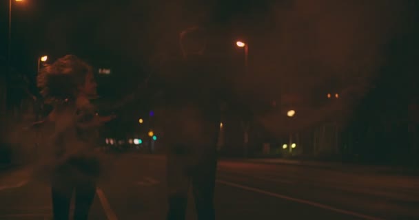 Dospívající Kluk Holka Pozdní Noční Město Ulice Nesoucí Kouř Světlice — Stock video