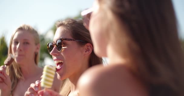 Genç Kız Güneşli Yaz Gün Gülüyor Üzerinde Bir Havuz Yanında — Stok video