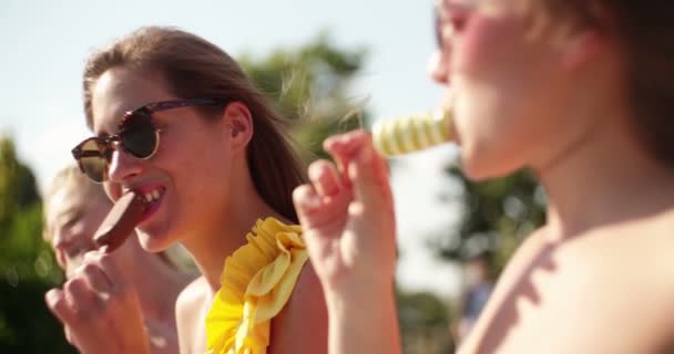 Meninas Sentadas Livre Comendo Sorvetes Lado Piscina Dia Verão Quintal — Vídeo de Stock