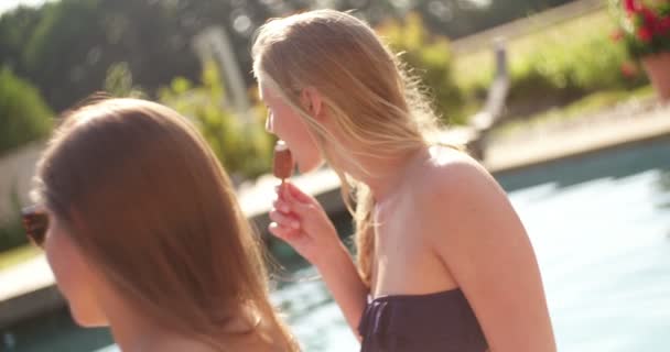 Blonde Girl Teenage Friends Sitting Next Pool Sunny Summer Day — Stock Video