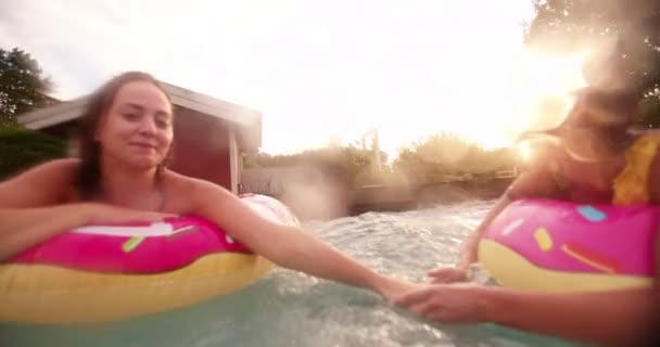 Matala Kulma Laukaus Sininen Uima Allas Vettä Kaksi Tyttöä Yksi — kuvapankkivideo