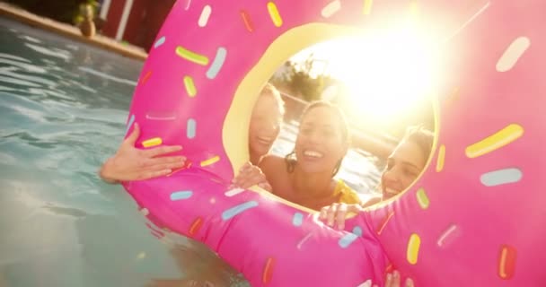 Tre Jenter Som Flyter Svømmebasseng Med Oppblåsbart Basseng Ser Som – stockvideo