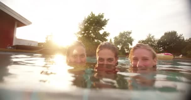 Retrato Bajo Ángulo Tres Chicas Adolescentes Sumergidas Inmóvil Agua Una — Vídeo de stock