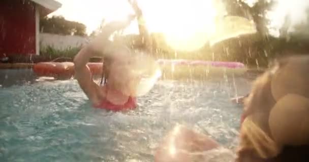 Piscina Patio Trasero Una Tarde Verano Con Las Niñas Salpicándose — Vídeos de Stock