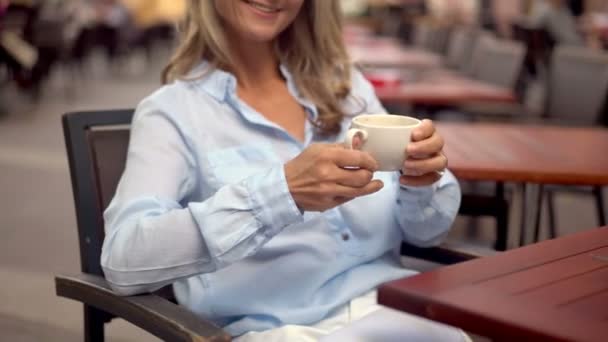 Bildet Smilende Voksen Kvinne Som Holder Fersk Kopp Kaffe Mens royaltyfrie gratis stockopptak