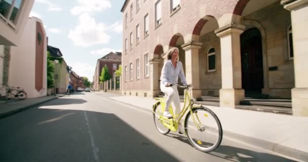 Beautiful Mature Woman Grey Hair Smiling While Riding Her Bicycle — Stock Video