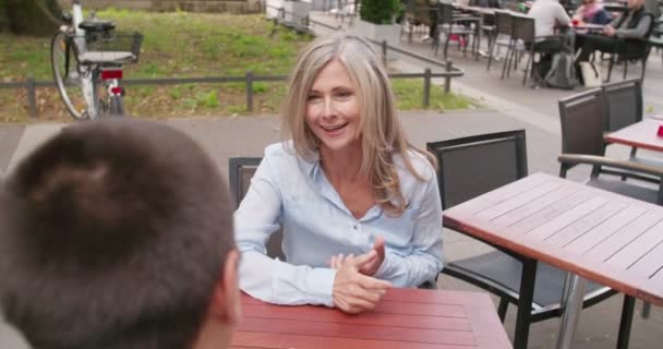 Vakker Voksen Kvinne Som Smiler Når Hun Tar Kaffe Med – stockvideo