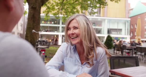 Kaunis Kypsä Nainen Hymyilee Ottaessaan Kahvia Poikansa Kanssa Ulkona Kahvilassa — kuvapankkivideo