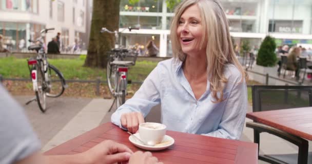 Smilende Moden Kvinne Som Nyter Kopp Kaffe Utendørs Kafe Med – stockvideo