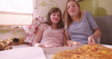 Ergen kız orgazm eğlenceli bir pijama partisi ve şaka, bir kızla bir büyük dilim pizza havaya kaldırmış ve onun arkadaşı için besleme