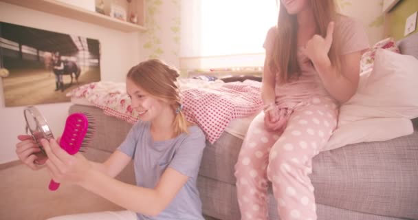 Zâmbind Adolescentă Stând Patul Făcând Părul Prietenei Timp Stă Podeaua — Videoclip de stoc