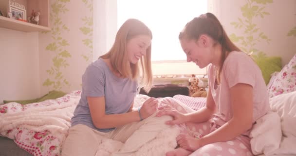 Tersenyum Gadis Remaja Duduk Dengan Temannya Tempat Tidurnya Memberinya Manikur — Stok Video